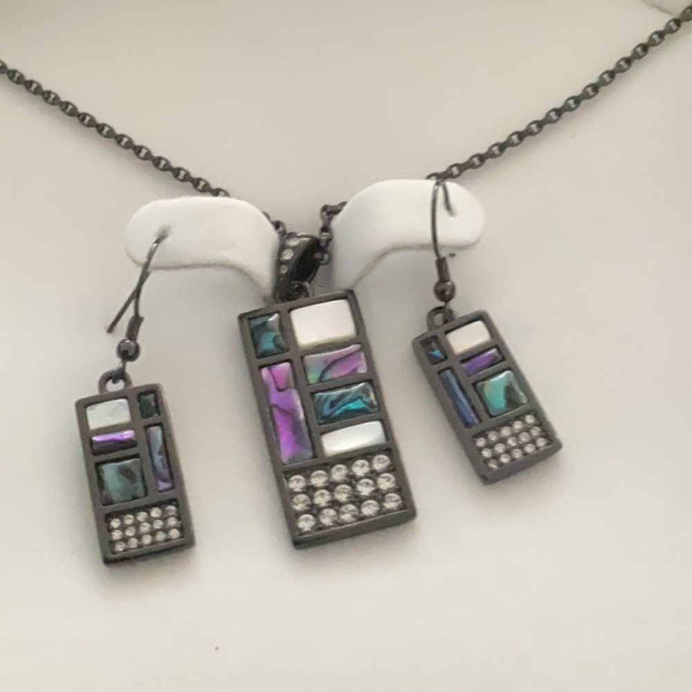 Saks Fifth Avenue Black Necklace and Earring Set with Iridescent Inlay